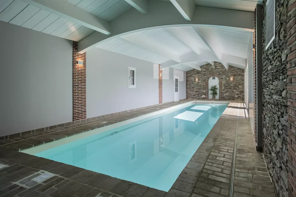 Réalisation d'une piscine traditionnelle par Atelier Piscine - Carré Bleu en Vendée