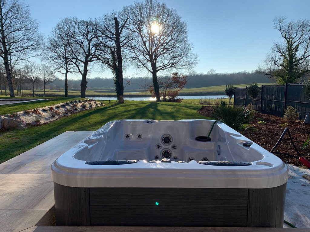 Réalisation d'un spa de la gamme Be Well par Atelier Piscine - Carré Bleu